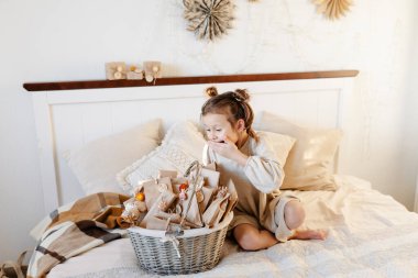 Kurumuş çiçeklerle süslenmiş çocuklar için Noel 'e özel takvim