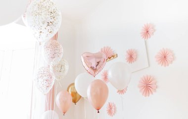 Bir sürü balon açık pembe ve altın rengi