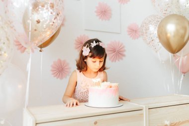 Genç kız için evde doğum günü partisi