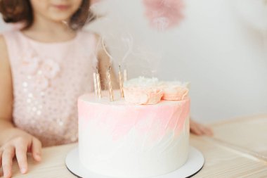 Genç kız için evde doğum günü partisi