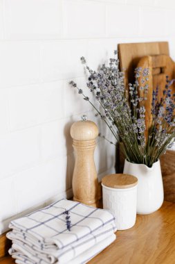 Kır tarzı mutfak ve lavanta çiçekleri.