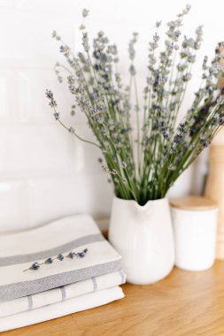 Kır tarzı mutfak ve lavanta çiçekleri.