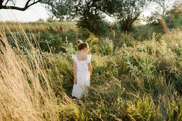 Happy little girl in the field of Queen Annes Lace flower — ストック写真