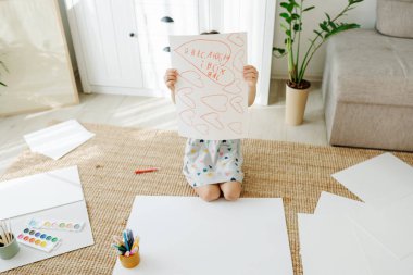 Çocuk gösterisi, bir sürü kalple çiz.