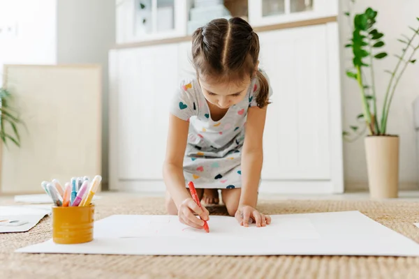Child drawing a lot of hearts — Stock Photo, Image