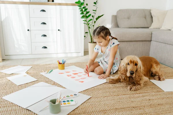 Anak menggambar hati di atas kertas. Terapi seni — Stok Foto