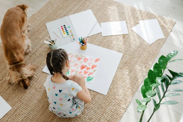 Bambino che disegna cuori sulla carta. Terapia artistica — Foto Stock