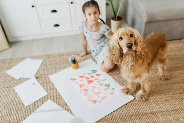 Copilul desenează inimile pe hârtie. Artă terapie — Fotografie, imagine de stoc