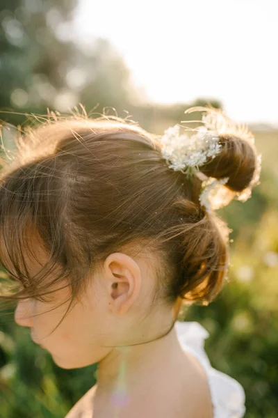 Joyeux petite fille dans le domaine de la fleur de dentelle Reine Annes — Photo