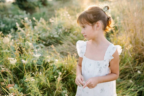 Glückliches kleines Mädchen auf dem Feld der Königin Annes Spitzenblume — Stockfoto