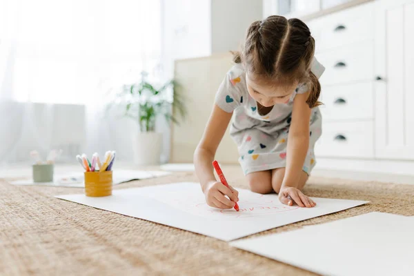 Bambino che disegna molti cuori — Foto Stock