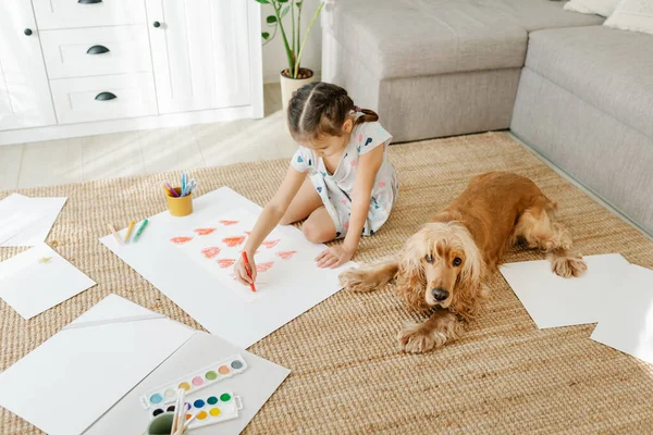 Anak menggambar hati di atas kertas. Terapi seni — Stok Foto