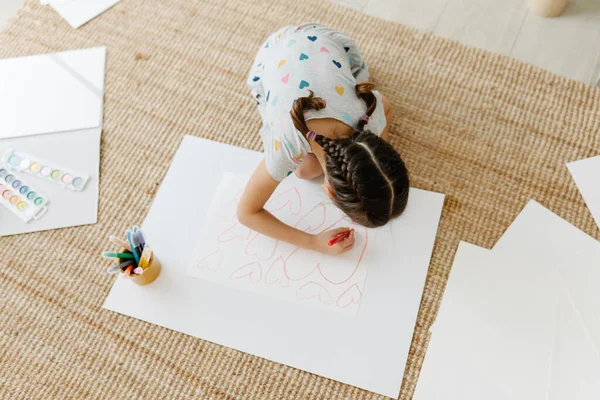 Çocuk bir sürü kalp çiziyor. — Stok fotoğraf