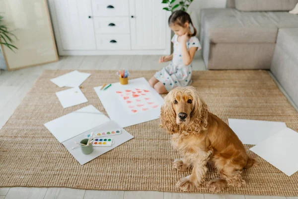 Anak menggambar hati di atas kertas. Terapi seni — Stok Foto