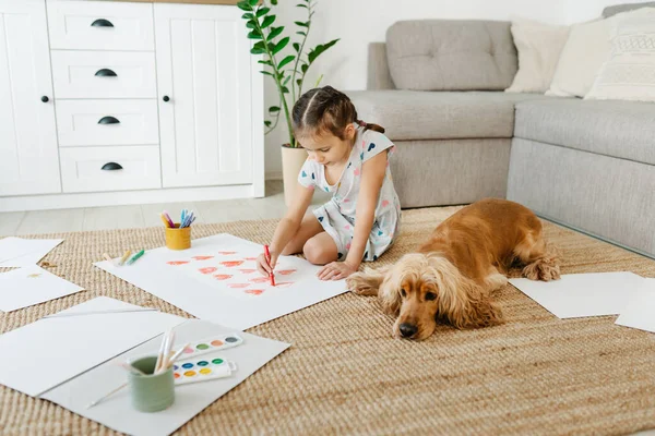 Anak menggambar hati di atas kertas. Terapi seni — Stok Foto
