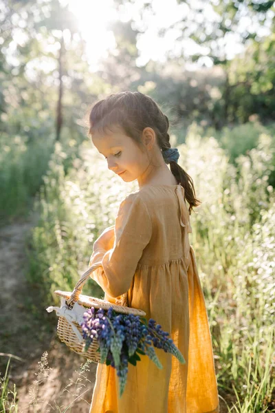 Літо Вібрує Відчуття Літа Маленька Дівчинка Лляній Гірчичній Сукні Йде — стокове фото