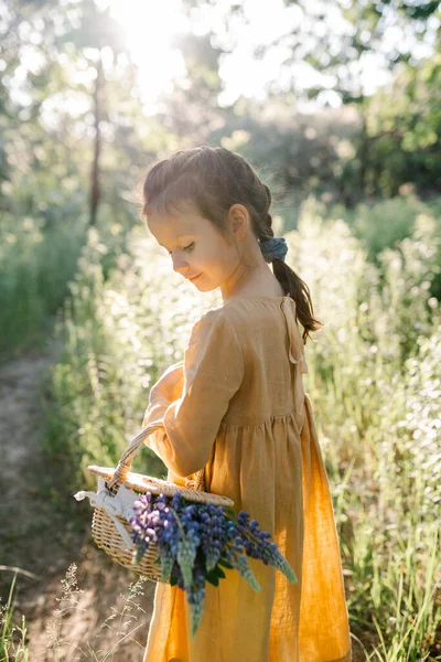 Des Vibrations Estivales Sentiment Été Petite Fille Portant Une Robe — Photo