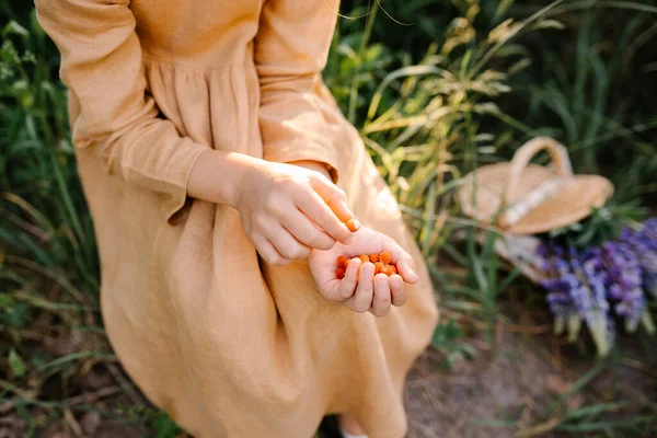 Summer Vibes Cute Girl Wearing Mustard Linen Dress Picking Strawberries — ストック写真