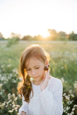 Yaz titreşimleri. Yazın verdiği his. Tarlada beyaz bluz giyen, kiraz küpeli küçük şirin bir kızın portresi.