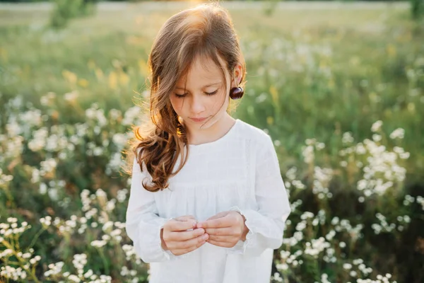 Літо Вібрує Відчуття Літа Портрет Милої Маленької Дівчинки Білій Блузці Ліцензійні Стокові Зображення