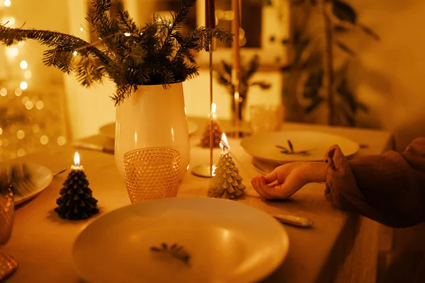 Різдвяний Прикрашений Обідній Стіл Посудом Келихами Свічками Подача Молода Дівчина — стокове фото