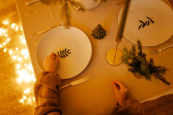 Christmas Decorated Dining Table Dishes Glasses Candles Serving — Stockfoto