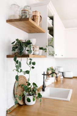 İskandinav tarzı beyaz, basit, modern mutfağı, mutfak detaylarını, iç mekanları, ahşap masa, beyaz seramik tuğla duvar arka planı