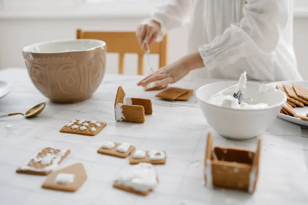 Adorable Brown Haired Girl Wearing White Blose Decorate Icing Gingerbread — Fotografia de Stock