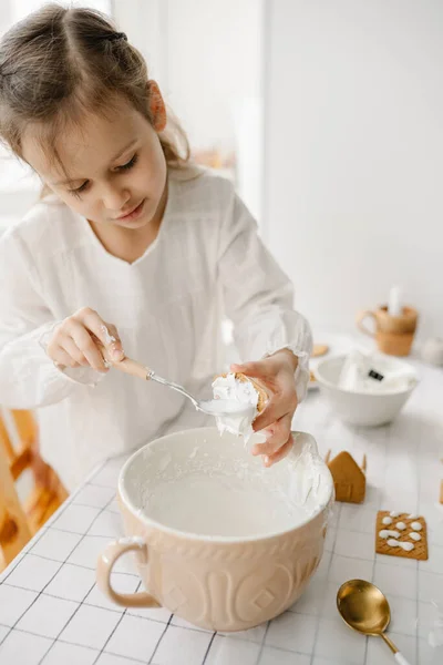 Adorable Brown Haired Girl Wearing White Blose Decorate Icing Gingerbread — Stockfoto