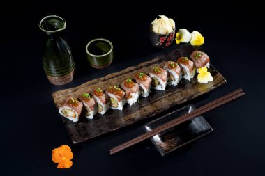 Süslü suşi tabağı