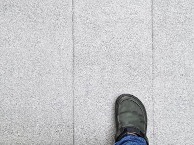 Mavi Kot ve Ayakkabı Giyen Adam 'ın Alt Kısmının Yüksek Açı Görünümü