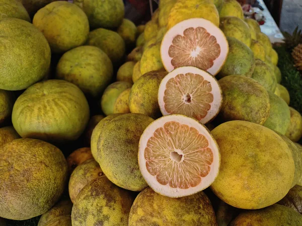 Mitades Fruta Fresca Pomelo Una Pila Para Venta —  Fotos de Stock