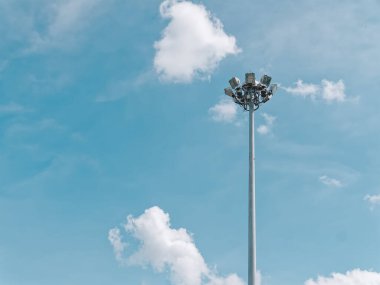Mavi Gökyüzüne Karşı Post 'un tepesinde Düşük Açı Sokak Lambaları Görünümü