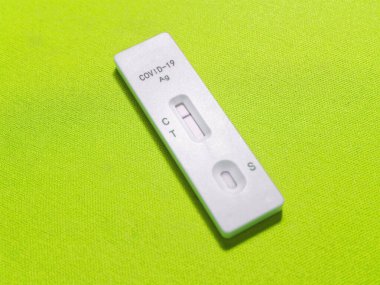 Açık Yeşil Arkaplanda COVID-19 Hızlı Antijen Test Kitinin Negatif Test Sonuçları