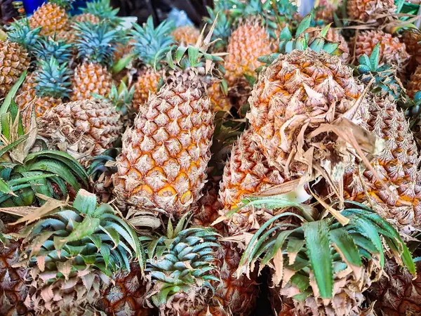 Market Stall 'da Satılık Olgun Ananas Yığını