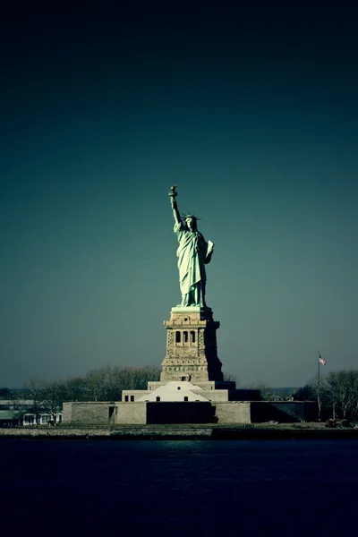 Statua della Libertà sfondo scuro — Foto Stock