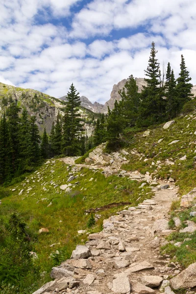 Sentier de randonnée à travers les montagnes — Photo