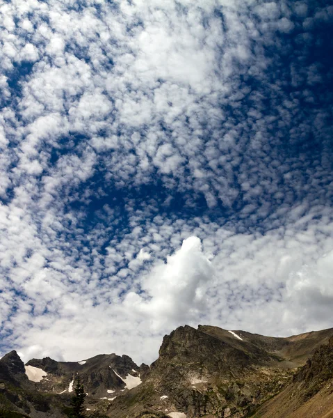 Nuages de montagne Contexte — Photo