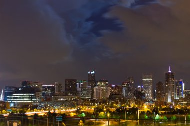 Bulutların üzerinde denver skyline arkasında moon