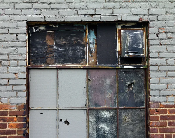 Alte kaputte Fenster und Ziegelmauer — Stockfoto