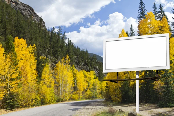 秋の山の道に沿ってブランクの看板 — ストック写真