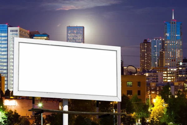 Lege billboard reclame teken in stedelijke stadsgezicht — Stockfoto