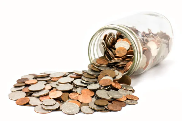 コインのこぼれた jar — ストック写真
