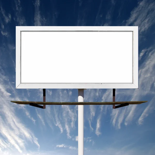 Κενό billboard σημάδι σε φόντο γαλάζιο του ουρανού — Φωτογραφία Αρχείου