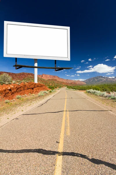 Cartelera en blanco en la autopista vacía del desierto — Foto de Stock