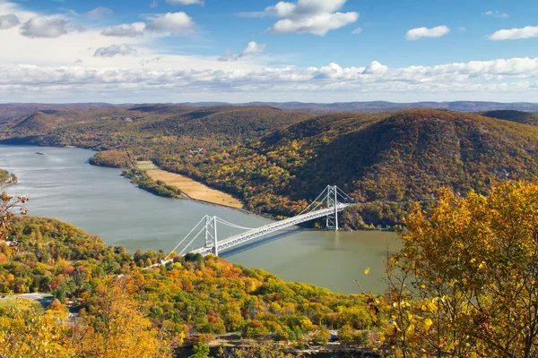 Most nad doliną rzeki hudson jesienią — Zdjęcie stockowe