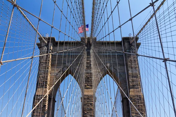 Bandera Americana en el Puente de Brooklyn, Ciudad de Nueva York —  Fotos de Stock