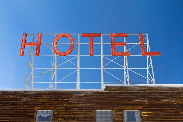 Hotel znak na starym drewnianym budynku — Zdjęcie stockowe