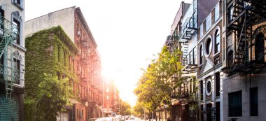 New York 'un Lower East Side mahallesindeki Stanton Caddesi' ndeki tarihi binaların panoramik manzarası.
