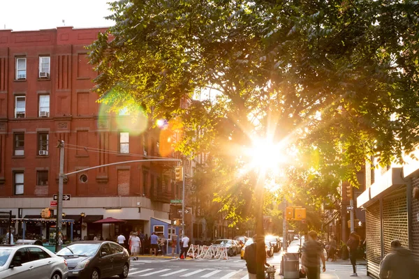 Słońce Świeci Ruchliwym Skrzyżowaniu Clinton Street Dzielnicy Lower East Side — Zdjęcie stockowe